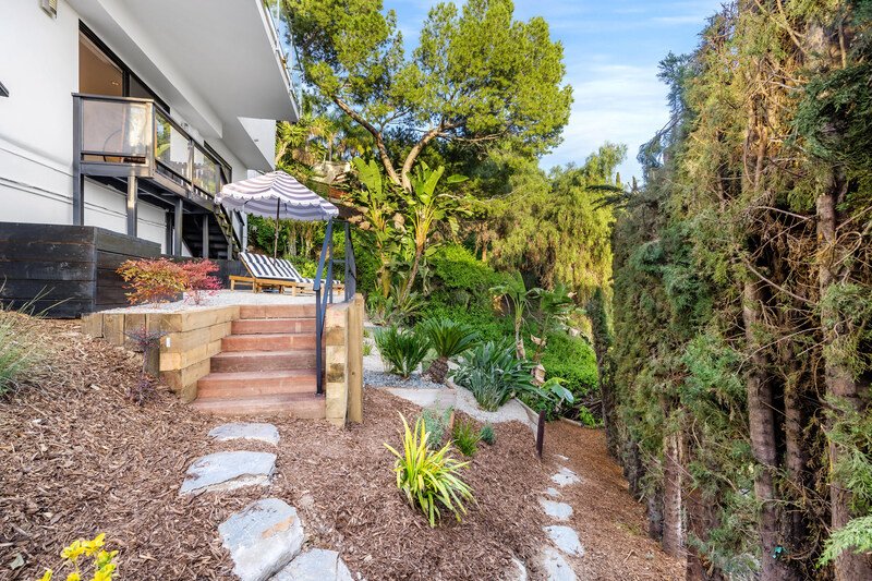 casa en el patio que inspira el sobre nosotros